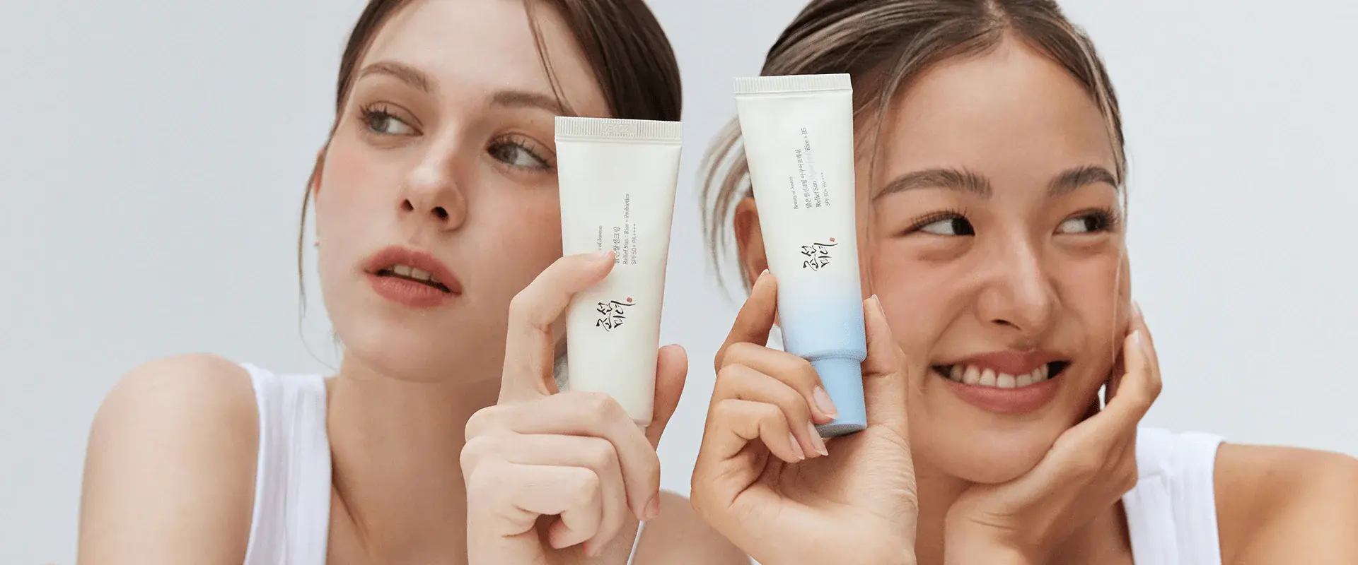 Comparație între formulele de protecție solară Beauty of Joseon Relief Sun cu orez și probiotice și varianta Aqua-fresh cu vitamina B5, ideale pentru hidratare și protecție zilnică.